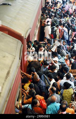 221224 -- COLOMBO, 24. Dezember 2022 -- Ein Bahnhof in Colombo, Sri Lanka, wird am 24. Dezember 2022, vor dem Weihnachtsfeiertag, voller Menschenmassen gesehen. Foto von /Xinhua SRI LANKA-COLOMBO-RAILWAY STATION-CROWDS AjithxPerera PUBLICATIONxNOTxINxCHN Stockfoto