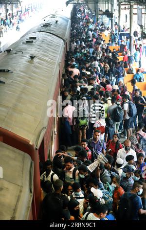221224 -- COLOMBO, 24. Dezember 2022 -- Ein Bahnhof in Colombo, Sri Lanka, wird am 24. Dezember 2022, vor dem Weihnachtsfeiertag, voller Menschenmassen gesehen. Foto von /Xinhua SRI LANKA-COLOMBO-RAILWAY STATION-CROWDS AjithxPerera PUBLICATIONxNOTxINxCHN Stockfoto