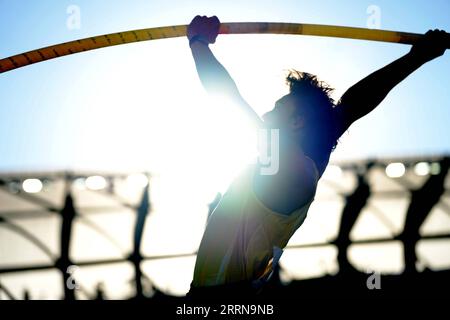 221226 -- PEKING, 26. Dezember 2022 -- Aktenfoto vom 24. Juli 2022 zeigt Schwedens Armand Duplantis, der während des Polendrehs der Männer bei den Leichtathletik-Weltmeisterschaften Oregon22 in Eugene, Oregon, USA teilnimmt. Duplantis brach in der Saison 2022 dreimal den Weltrekord der Männer, gewann 18 der 19 Wettbewerbe, in denen er teilnahm, und schaffte 23 Mal sechs Meter. Er erneuerte den Weltrekord mit 6,21 Metern bei den Leichtathletik-Weltmeisterschaften im Juli. TOP 10 DER WELTSPORTLER VON 2022 WuxXiaoling PUBLICATIONxNOTxINxCHN Stockfoto