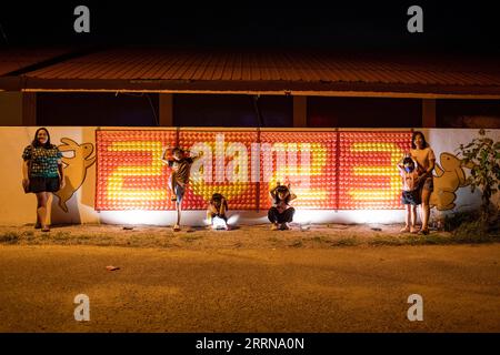 221227 -- MALAKKA, 27. Dezember 2022 -- Menschen posieren für Fotos auf einer Laterne Messe anlässlich des kommenden neuen Jahres in Machap Umboo von Malakka, Malaysia, 26. Dezember 2022. Foto von /Xinhua MALAYSIA-MALAKKA-NEUJAHRSLATERNE ChongxVoonxChung PUBLICATIONxNOTxINxCHN Stockfoto