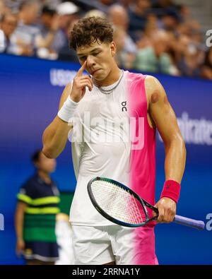 New York, USA, 8. September 2023. Der US-amerikanische Tennisspieler Ben Shelton reagiert am Freitag 2023, den 8. September 2023, im Billie Jean King National Tennis Center auf das US Open Turnier. © Jürgen Hasenkopf / Alamy Live News Stockfoto