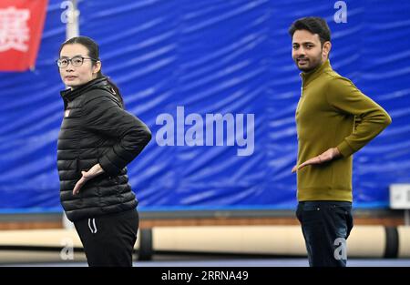 221227 -- TIANJIN, 27. Dezember 2022 -- Muhammad Nabil R übt Huo-Boxen mit Huo Jinghong in einem Kampfkunststudio im Bezirk Xiqing, nordchinesisches Tianjin, 25. Dezember 2022. Muhammad Nabil ist ein pakistanischer Student an der Nankai University in Tianjin. Im Jahr 2018 entschied er sich, nach Tianjin zu kommen, um dort zu promovieren, nicht nur um hier eine gute Ausbildung zu erreichen, sondern auch um seinen Traum zu erfüllen, die chinesische Kampfkunst zu verfolgen, oder Kung Fu. Muhammad Nabil sagte, dass er ein Fan von Huo Yuanjia wurde, einem renommierten chinesischen Kampfkunstmeister, nachdem er chinesische Kung Fu-Filme in Pakistan gesehen hatte. Während seines Studiums in Tianji Stockfoto