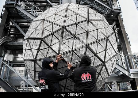 221227 -- NEW YORK, 27. Dezember 2022 -- Elektriker montieren das Muster auf der Kristallkugel während der Crystal Times Square New Year s Ball Versammlung auf dem Dach des One Times Square, New York, USA, am 27. Dezember 2022. Als Teil der jährlichen Tradition begann der Ersatz einiger der Waterford Crystal Triangle 2.688 am Times Square Silvester Ball am Dienstag. Der Ball mit einem Durchmesser von 12 Fuß und einem Gewicht von 11.875 Pfund beginnt seine Abfahrt um 23:59 Uhr, Dezember 31, beginnt den Countdown der letzten Sekunden des Jahres und feiert den Beginn eines neuen Jahres, am cl Stockfoto