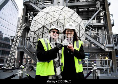 221227 -- NEW YORK, 27. Dezember 2022 -- Jeff Straus L, Präsident von Countdown Entertainment, posiert für ein Bild mit Li Li, Executive Vice President der Sino-American Friendship Association, während der Crystal Times Square New Year s Ball Versammlung auf dem Dach des One Times Square, New York, USA, am 27. Dezember 2022. Als Teil der jährlichen Tradition begann der Ersatz einiger der Waterford Crystal Triangle 2.688 am Times Square Silvester Ball am Dienstag. Der Ball mit einem Durchmesser von 12 Fuß und einem Gewicht von 11.875 Pfund beginnt seine Abfahrt um 23:59 Uhr, Dezember 31, beginnend mit dem Tag Stockfoto