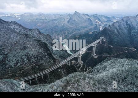 News Bilder des Tages 221228 -- GUIDING, 28. Dezember 2022 -- dieses Luftbild, das am 28. Dezember 2022 aufgenommen wurde, zeigt Fahrzeuge, die auf der Ganxi Grand Bridge im Guiding County, Provinz Guizhou im Südwesten Chinas, laufen. Auf einer Länge von 1.220 Metern wurde die Ganxi Grand Bridge, ein Teil des Guiyang-Huangping Expressway, fertiggestellt und am Mittwoch für den Verkehr geöffnet. CHINA-GUIZHOU-BRÜCKE-OFFEN FÜR VERKEHR CN YANGXWENBIN PUBLICATIONXNOTXINXCHN Stockfoto