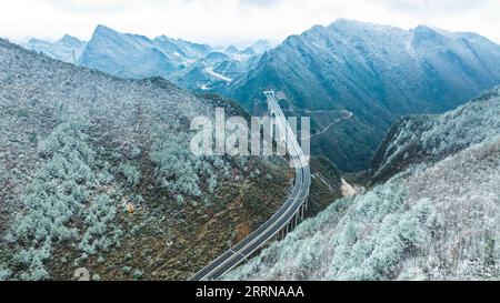 221228 -- GUIDING, 28. Dezember 2022 -- dieses Luftbild vom 28. Dezember 2022 zeigt einen Blick auf die Ganxi-Brücke im Guiding County, südwestlich der chinesischen Provinz Guizhou. Auf einer Länge von 1.220 Metern wurde die Ganxi Grand Bridge, ein Teil des Guiyang-Huangping Expressway, fertiggestellt und am Mittwoch für den Verkehr geöffnet. Foto von /Xinhua CHINA-GUIZHOU-BRIDGE-OPEN TO TRAFFIC CN DengxGang PUBLICATIONxNOTxINxCHN Stockfoto