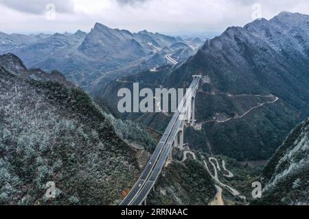 221228 -- GUIDING, 28. Dezember 2022 -- dieses Luftbild, das am 28. Dezember 2022 aufgenommen wurde, zeigt Fahrzeuge, die auf der Ganxi-Brücke im Guiding County, Provinz Guizhou im Südwesten Chinas, laufen. Auf einer Länge von 1.220 Metern wurde die Ganxi Grand Bridge, ein Teil des Guiyang-Huangping Expressway, fertiggestellt und am Mittwoch für den Verkehr geöffnet. CHINA-GUIZHOU-BRÜCKE-OFFEN FÜR VERKEHR CN YANGXWENBIN PUBLICATIONXNOTXINXCHN Stockfoto