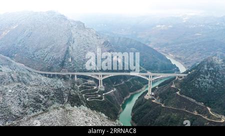 221228 -- GUIDING, 28. Dezember 2022 -- dieses Luftbild vom 28. Dezember 2022 zeigt einen Blick auf die Ganxi-Brücke im Guiding County, südwestlich der chinesischen Provinz Guizhou. Auf einer Länge von 1.220 Metern wurde die Ganxi Grand Bridge, ein Teil des Guiyang-Huangping Expressway, fertiggestellt und am Mittwoch für den Verkehr geöffnet. CHINA-GUIZHOU-BRÜCKE-OFFEN FÜR VERKEHR CN YANGXWENBIN PUBLICATIONXNOTXINXCHN Stockfoto