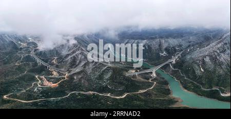 221228 -- GUIDING, 28. Dezember 2022 -- dieses Luftpanorama-Foto, aufgenommen am 28. Dezember 2022, zeigt einen Blick auf die Ganxi-Brücke im Guiding County, südwestlich der chinesischen Provinz Guizhou. Auf einer Länge von 1.220 Metern wurde die Ganxi Grand Bridge, ein Teil des Guiyang-Huangping Expressway, fertiggestellt und am Mittwoch für den Verkehr geöffnet. CHINA-GUIZHOU-BRÜCKE-OFFEN FÜR VERKEHR CN YANGXWENBIN PUBLICATIONXNOTXINXCHN Stockfoto