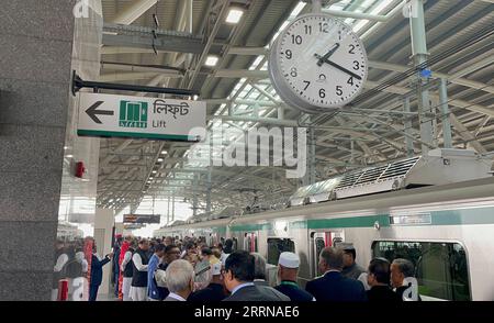 221229 -- DHAKA, 29. Dezember 2022 -- dieses Foto, das am 28. Dezember 2022 mit einem Mobiltelefon aufgenommen wurde, zeigt eine Plattform der MRT-Linie 6 des Mass Rapid Transit in Dhaka, Bangladesch. Bangladeschs erste U-Bahn nahm am Mittwoch ihren kommerziellen Betrieb auf und setzte damit einen Meilenstein in der Geschichte des Transportwesens. BANGLADESCH-DHAKA-ERSTE U-BAHN-ERÖFFNUNG LiuxChuntao PUBLICATIONxNOTxINxCHN Stockfoto