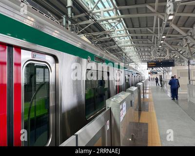 221229 -- DHAKA, 29. Dezember 2022 -- dieses Foto, das am 28. Dezember 2022 mit einem Mobiltelefon aufgenommen wurde, zeigt eine Plattform der MRT-Linie 6 des Mass Rapid Transit in Dhaka, Bangladesch. Bangladeschs erste U-Bahn nahm am Mittwoch ihren kommerziellen Betrieb auf und setzte damit einen Meilenstein in der Geschichte des Transportwesens. BANGLADESCH-DHAKA-ERSTE U-BAHN-ERÖFFNUNG LiuxChuntao PUBLICATIONxNOTxINxCHN Stockfoto