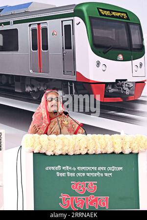 221229 -- DHAKA, 29. Dezember 2022 -- der bangladeschische Premierminister Sheikh Hasina nimmt am 28. Dezember 2022 an der Einweihungszeremonie der MRT-Linie 6 des Mass Rapid Transit in Dhaka, Bangladesch, Teil. Bangladeschs erste U-Bahn nahm am Mittwoch ihren kommerziellen Betrieb auf und setzte damit einen Meilenstein in der Geschichte des Transportwesens. Bangladeschs Presseinformationsabteilung/Handout über BANGLADESCH-DHAKA-FIRST METRO-OPENING Xinhua PUBLICATIONxNOTxINxCHN Stockfoto