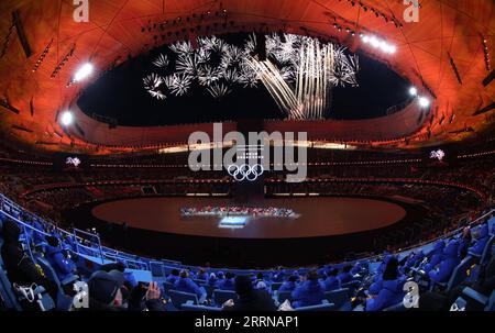 221229 -- PEKING, 29. Dezember 2022 -- Feuerwerk erleuchtet den Himmel während der Eröffnungszeremonie der Olympischen Winterspiele 2022 in Peking im Nationalstadion in Peking, der Hauptstadt Chinas, am 4. Februar 2022. Top 10 China News Stories von 2022 1. Peking 2022 Olympische Winterspiele, Paralympics inspirieren Welt Zwischen dem 4. Und 20. Februar und dem 4. Und 13. März fand in China die Olympischen Winterspiele 2022 in Peking bzw. die Paralympics statt. China hat verschiedene Schwierigkeiten und Herausforderungen überwunden und der Welt ein einfaches, sicheres und prachtvolles Ereignis präsentiert. Peking war die erste Stadt der Welt, die zwei olympische Spiele ausführte und die erste chinesische Stadt Stockfoto