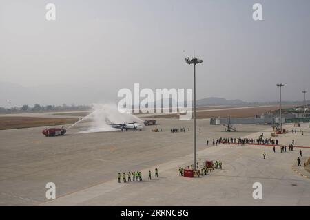 230102 -- POKHARA, 2. Januar 2023 -- Ein Flug der Buddha Air wird mit Wasserkanonen gesalzen, wenn er am Pokhara International Airport in Pokhara, Nepal, 1. Januar 2023 landet. Als am Sonntag der Pokhara International Airport, ein nationales PRIDE-Projekt Nepals, eingeweiht wurde, legte der nepalesische Premierminister Pushpa Kamal Dahal besonderen Wert auf seinen Beitrag zur nationalen und regionalen Entwicklung. Foto von /Xinhua NEPAL-POKHARA-INTERNATIONAL AIRPORT-EINWEIHUNG HarixMaharjan PUBLICATIONxNOTxINxCHN Stockfoto