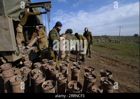 230102 -- GOLANHÖHEN, 2. Januar 2023 -- israelische Soldaten transportieren am 2. Januar 2023 Munition von einem Fahrzeug auf einer Position in den von Israel besetzten Golanhöhen. Israel startete am Montag einen Raketenangriff auf den Flughafen Damaskus International, bei dem zwei Soldaten getötet wurden. Via Xinhua MIDEAST-GOLAN HOWERS-SYRIA-BORDER-ISRAELI ARMY AyalxMargolin/JINI PUBLICATIONxNOTxINxCHN Stockfoto