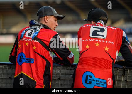 Sam McGurk (links) und Matt Marson sehen sich die erweiterte Vorbereitung während des Spiels der National Development League zwischen Belle Vue Colts und Leicester Lion Cubs im National Speedway Stadium in Manchester am Freitag, den 8. September 2023, an. (Foto: Ian Charles | MI News) Credit: MI News & Sport /Alamy Live News Stockfoto