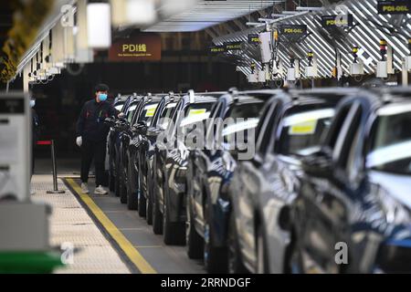 230105 -- NINGBO, 5. Januar 2023 -- ein Mitarbeiter arbeitet bei einem Automobilunternehmen in Yuyao, ostchinesische Provinz Zhejiang, 5. Januar 2023. Da die Produktionslinien summen und die Maschinen in vollem Gange sind, haben die Fabriken in ganz China nach der jüngsten Optimierung der COVID-19-Reaktion des Landes und einer Reihe von Maßnahmen zur Beschleunigung der Wiederaufnahme der Produktion ihren Betrieb wieder aufgenommen. CHINA-PRODUKTION WIEDERAUFNAHME-BESCHLEUNIGUNG CN HuangxZongzhi PUBLICATIONxNOTxINxCHN Stockfoto