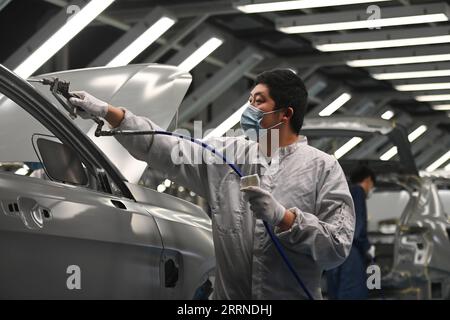 230105 -- NINGBO, 5. Januar 2023 -- ein Mitarbeiter arbeitet bei einem Automobilunternehmen in Yuyao, ostchinesische Provinz Zhejiang, 5. Januar 2023. Da die Produktionslinien summen und die Maschinen in vollem Gange sind, haben die Fabriken in ganz China nach der jüngsten Optimierung der COVID-19-Reaktion des Landes und einer Reihe von Maßnahmen zur Beschleunigung der Wiederaufnahme der Produktion ihren Betrieb wieder aufgenommen. CHINA-PRODUKTION WIEDERAUFNAHME-BESCHLEUNIGUNG CN HuangxZongzhi PUBLICATIONxNOTxINxCHN Stockfoto