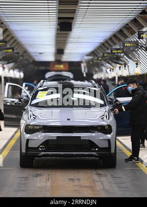 230105 -- NINGBO, 5. Januar 2023 -- ein Mitarbeiter arbeitet bei einem Automobilunternehmen in Yuyao, ostchinesische Provinz Zhejiang, 5. Januar 2023. Da die Produktionslinien summen und die Maschinen in vollem Gange sind, haben die Fabriken in ganz China nach der jüngsten Optimierung der COVID-19-Reaktion des Landes und einer Reihe von Maßnahmen zur Beschleunigung der Wiederaufnahme der Produktion ihren Betrieb wieder aufgenommen. CHINA-PRODUKTION WIEDERAUFNAHME-BESCHLEUNIGUNG CN HuangxZongzhi PUBLICATIONxNOTxINxCHN Stockfoto