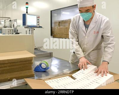 230105 -- XI AN, 5. Januar 2023 -- ein Mitarbeiter packt Medikamente bei einem Pharmaunternehmen in Xi an, Provinz Shaanxi im Nordwesten Chinas, 4. Januar 2023. Pharmazeutische Unternehmen und Unternehmen für medizinische Geräte arbeiten daran, den öffentlichen Bedarf an COVID-19-Lieferungen zu decken. CHINA-SHAANXI-XI AN-MEDICINE-MEDICAL EQUIPMENT-SUPPLY CN LIUXXIAO PUBLICATIONXNOTXINXCHN Stockfoto