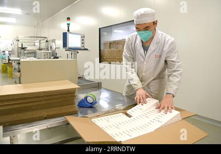 230105 -- XI AN, 5. Januar 2023 -- ein Mitarbeiter packt Medikamente bei einem Pharmaunternehmen in Xi an, Provinz Shaanxi im Nordwesten Chinas, 4. Januar 2023. Pharmazeutische Unternehmen und Unternehmen für medizinische Geräte arbeiten daran, den öffentlichen Bedarf an COVID-19-Lieferungen zu decken. CHINA-SHAANXI-XI AN-MEDICINE-MEDICAL EQUIPMENT-SUPPLY CN LIUXXIAO PUBLICATIONXNOTXINXCHN Stockfoto