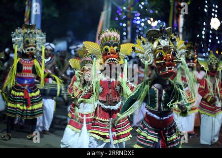 230106 -- KELANIYA, 6. Januar 2023 -- Tänzerinnen treten bei einer Feier während des Duruthu Perahera Festivals in einem Tempel in Kelaniya, Sri Lanka, am 5. Januar 2023 auf. Foto von /Xinhua SRI LANKA-KELANIYA-PERAHERA FESTIVAL-CELEBRATION AjithxPerera PUBLICATIONxNOTxINxCHN Stockfoto