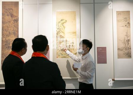 230106 -- VIENTIANE, 6. Januar 2023 -- Besucher sehen sich die Werke der alten chinesischen Landschaftsmalerei Ausstellung zum Thema malerische Flüsse und Berge in der laotischen Hauptstadt Vientiane am 6. Januar 2023 an. Im Rahmen der Aktivitäten zum chinesischen Neujahr 2023 wurde die Ausstellung am Freitag in Vientiane eröffnet. Foto von /Xinhua LAOS-VIENTIANE-CHINESE PAINTING-EXHIBITION KaikeoxSaiyasane PUBLICATIONxNOTxINxCHN Stockfoto