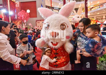 230107 -- KUALA LUMPUR, 7. Januar 2023 -- Menschen interagieren mit einem Mitarbeiter in Kaninchenkostüm in einem Einkaufszentrum, um das kommende chinesische Mondneujahr in Kuala Lumpur, Malaysia, 7. Januar 2023 zu begrüßen. Foto von /Xinhua MALAYSIA-KUALA LUMPUR-CHINESE LUNAR NEUJAHRSFEIER ChongxVoonxChung PUBLICATIONxNOTxINxCHN Stockfoto