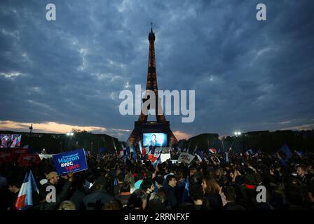 230110 -- PEKING, 10. Januar 2023 -- dieses Foto, das am 24. April 2022 aufgenommen wurde, zeigt die Szene der Kundgebung des französischen Amtsinhabers Emmanuel Macron nach dem Abriss des Präsidenten in Paris, Frankreich. Der amtierende französische Präsident Emmanuel Macron gewann 2022 mit 58 Prozent der Stimmen den französischen Präsidentschaftsabschlag, so die am 24. April 2022 vom französischen Fernsehen BFMTV veröffentlichte vorläufige Ausstiegsumfrage. XINHUA-BILDER DES JAHRES 2022-WELTNACHRICHTEN GAOXJING PUBLICATIONXNOTXINXCHN Stockfoto