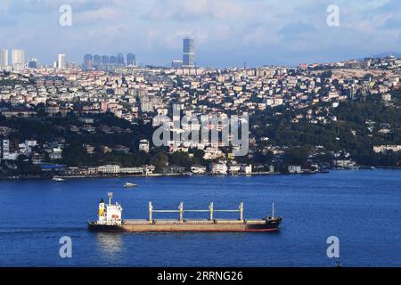 230110 -- PEKING, 10. Januar 2023 -- Ein Schiff, Das Getreide aus der Ukraine transportiert, durchquert die Bosporusstraße in Istanbul, T¹rkiye, 7. August 2022. Shadati XINHUA-BILDER DES JAHRES 2022-WELTNACHRICHTEN ShaxDati PUBLICATIONxNOTxINxCHN Stockfoto