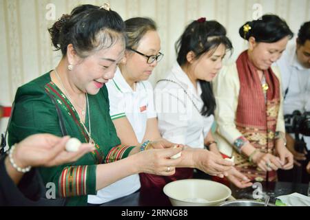 230111 -- VIENTIANE, 11. Januar 2023 -- Schüler der Schule 67 machen Knödel während des Happy Chinese New Year Festivals 2023 im China Cultural Center in Vientiane, Laos, 10. Januar 2023. Mehr als 50 Alumni der Schule 67 nahmen am Dienstag an einer Veranstaltung Teil, um das chinesische Neujahr zu feiern, und sagten, dass sie die Freundschaft zwischen Laos und China immer schätzen werden. In den 1960er Jahren baute China die Schule 67 in Nanning, der Hauptstadt der südchinesischen autonomen Region Guangxi Zhuang. Die Schule ist nach dem Jahr 1967 benannt, als die beiden Länder beschlossen, eine solche Schule zu bauen, die später begann Stockfoto