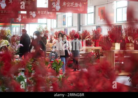 230111 -- PEKING, 11. Januar 2023 -- Menschen besuchen einen Blumenmarkt in Wuhan, Provinz Hubei in Zentralchina, 1. Januar 2023. Xinhua Schlagzeilen: Chinas Optimierung der COVID-Reaktion wird als wissenschaftlich fundiertes, wirksames XiaoxYijiu PUBLICATIONxNOTxINxCHN angesehen Stockfoto