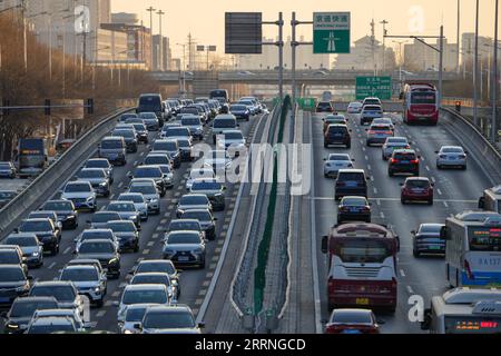 230111 -- PEKING, 11. Januar 2023 -- Fahrzeuge fahren auf der Jianguo Road während der Hauptverkehrszeiten am Morgen im Bezirk Chaoyang von Peking, Hauptstadt von China, 3. Januar 2023. Xinhua Schlagzeilen: Chinas Optimierung der COVID-Reaktion wird als wissenschaftlich fundiertes, effektives JuxHuanzong PUBLICATIONxNOTxINxCHN angesehen Stockfoto