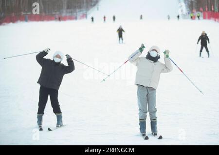 230111 -- PEKING, 11. Januar 2023 -- Touristen genießen Skifahren in einem Skigebiet im Dorf Beiji in Mohe, nordöstliche chinesische Provinz Heilongjiang, 7. Januar 2023. Xinhua Schlagzeilen: Chinas Optimierung der COVID-Reaktion wird als wissenschaftlich fundiertes, effektives ZhangxTao PUBLICATIONxNOTxINxCHN angesehen Stockfoto