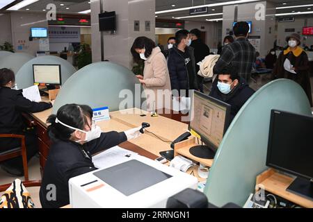 230112 -- YIWU, 12. Januar 2023 -- ausländische Kaufleute befassen sich mit Angelegenheiten bei der Ausfahrt-Einreise-Verwaltung des öffentlichen Sicherheitsbüros in Yiwu, ostchinesische Provinz Zhejiang, 11. Januar 2023. Nach Angaben der lokalen Ausstiegsverwaltung gab es in Yiwu bis heute über 10.000 ansässige ausländische Kaufleute. ZhejiangPictorialCHINA-ZHEJIANG-YIWU-FOREIGN MERCHANTS CN HuangxZongzhi PUBLICATIONxNOTxINxCHN Stockfoto