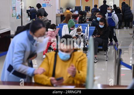 230112 -- YIWU, 12. Januar 2023 -- ausländische Kaufleute befassen sich mit Angelegenheiten bei der Ausfahrt-Einreise-Verwaltung des öffentlichen Sicherheitsbüros in Yiwu, ostchinesische Provinz Zhejiang, 11. Januar 2023. Nach Angaben der lokalen Ausstiegsverwaltung gab es in Yiwu bis heute über 10.000 ansässige ausländische Kaufleute. ZhejiangPictorialCHINA-ZHEJIANG-YIWU-FOREIGN MERCHANTS CN HuangxZongzhi PUBLICATIONxNOTxINxCHN Stockfoto