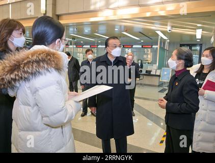 230112 -- PEKING, 12. Januar 2023 -- der chinesische Premier Li Keqiang besucht die nationale Verwaltung für geistiges Eigentum am 9. Januar 2023. Li war auch Vorsitzender eines Symposiums während einer Inspektion der staatlichen Verwaltung für Marktregulierung SAMR am Montag. CHINA-BEIJING-LI KEQIANG-SAMR-INSPECTION CN GAOXJIE PUBLICATIONXNOTXINXCHN Stockfoto