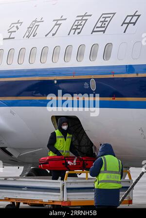 230113 -- ALTAY, 13. Januar 2023 -- Mitarbeiter entladen Skiausrüstung aus einem Passagierflugzeug, das von der südchinesischen Stadt Guangzhou an einem Flughafen in Altay City, Nordwestchinas Autonome Region Xinjiang Uygur, am 30. Dezember 2022 angekommen ist. Die Präfektur Altay ist bekannt für ihre lange Wintersaison, die bis zu acht Monate im Jahr dauern kann. Es zieht Skifahrer weltweit mit seiner riesigen Fläche an natürlichem Pulverschnee an. Die Region hat sich in den letzten Jahren zum Ziel gesetzt, den Wintertourismus anzukurbeln und Besucher mit Skifahren, Eisfischen und anderen Winteraktivitäten zu begeistern. Es begrüßte etwa 1,02 Millionen Touristen b Stockfoto
