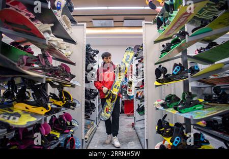 230113 -- ALTAY, 13. Januar 2023 -- Ein Mitarbeiter setzt Skiausrüstung in einem Skigebiet in Altay City, Nordwestchinas autonome Region Xinjiang Uygur, 4. Januar 2023 Ein. Die Präfektur Altay ist bekannt für ihre lange Wintersaison, die bis zu acht Monate im Jahr dauern kann. Es zieht Skifahrer weltweit mit seiner riesigen Fläche an natürlichem Pulverschnee an. Die Region hat sich in den letzten Jahren zum Ziel gesetzt, den Wintertourismus anzukurbeln und Besucher mit Skifahren, Eisfischen und anderen Winteraktivitäten zu begeistern. Zwischen dem 2022. Dezember und dem 11. Januar 2023 wurden dort rund 1,02 Millionen Touristen aufgenommen. CHINA-XINJIANG-ALTAY-WINTERTOURISMUS Stockfoto