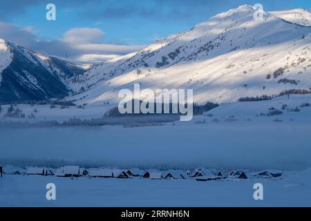 230113 -- ALTAY, 13. Januar 2023 -- dieses Foto, das am 8. Januar 2023 aufgenommen wurde, zeigt das Skigebiet von HEMU in der Präfektur Altay, der Autonomen Region Xinjiang Uygur im Nordwesten Chinas. Die Präfektur Altay ist bekannt für ihre lange Wintersaison, die bis zu acht Monate im Jahr dauern kann. Es zieht Skifahrer weltweit mit seiner riesigen Fläche an natürlichem Pulverschnee an. Die Region hat sich in den letzten Jahren zum Ziel gesetzt, den Wintertourismus anzukurbeln und Besucher mit Skifahren, Eisfischen und anderen Winteraktivitäten zu begeistern. Zwischen dem 2022. Dezember und dem 11. Januar 2023 wurden dort rund 1,02 Millionen Touristen aufgenommen. CHINA-XINJIANG-ALTAY-WINTERTOURISMUS CN HUX Stockfoto