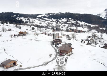 230114 -- GENF, 14. Januar 2023 -- dieses Foto vom 12. Januar 2023 zeigt den Blick auf Schweizer Chalets in Grindelwald, Jungfrau Region in der Schweiz. Das beliebte Ausflugsziel und Wintersportort Jungfrau in der Schweiz erwartet in naher Zukunft weitere chinesische Touristen und Sportfans. Mit Chinas kürzlich erfolgter Optimierung der COVID-19-Reaktion und der schrittweisen Wiederherstellung von Auslandsreisen chinesischer Staatsbürger hat sich Jungfrau auf einen Anstieg der chinesischen Touristen in dieser Skisaison vorbereitet. UM MIT DER Schweiz ZU GEHEN erwartet die Jungfrau mehr chinesische Touristen SCHWEIZ-JUNGFRAU-TOURISMUS LianxYi PUBLICA Stockfoto