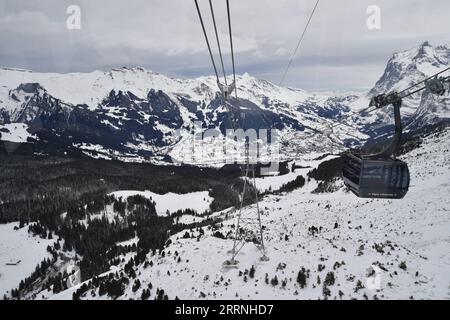 230114 -- GENF, 14. Januar 2023 -- dieses Foto vom 12. Januar 2023 zeigt eine Seilbahn in Jungfrau, Schweiz. Das beliebte Ausflugsziel und Wintersportort Jungfrau in der Schweiz erwartet in naher Zukunft weitere chinesische Touristen und Sportfans. Mit Chinas kürzlich erfolgter Optimierung der COVID-19-Reaktion und der schrittweisen Wiederherstellung von Auslandsreisen chinesischer Staatsbürger hat sich Jungfrau auf einen Anstieg der chinesischen Touristen in dieser Skisaison vorbereitet. UM MIT DER Schweiz ZU GEHEN erwartet die Jungfrau mehr chinesische Touristen SCHWEIZ-JUNGFRAU-TOURISMUS LianxYi PUBLICATIONxNOTxINxCHN Stockfoto
