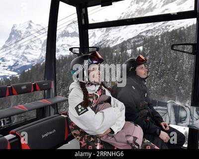 230114 -- GENF, 14. Januar 2023 -- Skifahrer fahren mit der Seilbahn auf den Jungfrau Berg in der Schweiz, 12. Januar 2023. Das beliebte Ausflugsziel und Wintersportort Jungfrau in der Schweiz erwartet in naher Zukunft weitere chinesische Touristen und Sportfans. Mit Chinas kürzlich erfolgter Optimierung der COVID-19-Reaktion und der schrittweisen Wiederherstellung von Auslandsreisen chinesischer Staatsbürger hat sich Jungfrau auf einen Anstieg der chinesischen Touristen in dieser Skisaison vorbereitet. UM MIT DER Schweiz ZU GEHEN erwartet die Jungfrau mehr chinesische Touristen SCHWEIZ-JUNGFRAU-TOURISMUS LianxYi PUBLICATIONxNOTxINxCHN Stockfoto