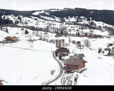 230114 -- GENF, 14. Januar 2023 -- dieses Foto vom 12. Januar 2023 zeigt den Blick auf Schweizer Chalets in Grindelwald, Jungfrau Region in der Schweiz. Das beliebte Ausflugsziel und Wintersportort Jungfrau in der Schweiz erwartet in naher Zukunft weitere chinesische Touristen und Sportfans. Mit Chinas kürzlich erfolgter Optimierung der COVID-19-Reaktion und der schrittweisen Wiederherstellung von Auslandsreisen chinesischer Staatsbürger hat sich Jungfrau auf einen Anstieg der chinesischen Touristen in dieser Skisaison vorbereitet. UM MIT DER Schweiz ZU GEHEN erwartet die Jungfrau mehr chinesische Touristen SCHWEIZ-JUNGFRAU-TOURISMUS LianxYi PUBLICA Stockfoto