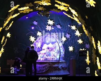 230114 -- GENF, 14. Januar 2023 -- Touristen besuchen das Jungfraujoch -- Top of Europe, der höchste Bahnhof Europas auf 3.454 Metern Höhe, in der Schweiz, 12. Januar 2023. Das beliebte Ausflugsziel und Wintersportort Jungfrau in der Schweiz erwartet in naher Zukunft weitere chinesische Touristen und Sportfans. Mit Chinas kürzlich erfolgter Optimierung der COVID-19-Reaktion und der schrittweisen Wiederherstellung von Auslandsreisen chinesischer Staatsbürger hat sich Jungfrau auf einen Anstieg der chinesischen Touristen in dieser Skisaison vorbereitet. UM MIT DER Schweiz ZU GEHEN, erwartet die Jungfrau mehr Chinesen Stockfoto