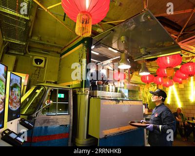 230114 -- GENF, 14. Januar 2023 -- dieses Foto vom 12. Januar 2023 zeigt die neu eröffnete King Noodle Bar am Grindelwald Terminal, einem neuen Verkehrsknotenpunkt für die drei Berge im Skigebiet Jungfrau in der Schweiz. Das beliebte Ausflugsziel und Wintersportort Jungfrau in der Schweiz erwartet in naher Zukunft weitere chinesische Touristen und Sportfans. Mit Chinas kürzlich erfolgter Optimierung der COVID-19-Reaktion und der schrittweisen Wiederherstellung von Auslandsreisen chinesischer Staatsbürger hat sich Jungfrau auf einen Anstieg der chinesischen Touristen in dieser Skisaison vorbereitet. MIT DEM Jungfr der Schweiz ZU GEHEN Stockfoto