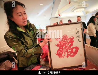 230115 -- OTTAWA, 15. Januar 2023 -- Ein Anbieter zeigt Ein Papierschnittkunstwerk zum Thema "Jahr des Kaninchens" auf dem Lunar New Year Market, veranstaltet vom Botanischen Garten der University of British Columbia UBC in Vancouver, British Columbia, Kanada, am 14. Januar 2023. Die festliche Veranstaltung, die zum ersten Mal vom UBC Botanical Garden veranstaltet wird, bietet Kunsthandwerksmärkte und verschiedene Aufführungen, um das Jahr des Kaninchens zu begrüßen. Foto von /Xinhua CANADA-VANCOUVER-UBC BOTANICAL GARDEN-LUNAR NEUJAHRSMARKT LiangxSen PUBLICATIONxNOTxINxCHN Stockfoto