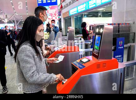 230115 -- SHENZHEN, 15. Januar 2023 -- Passagiere erhalten ihre Tickets am Shenzhen North Railway Station in Shenzhen, Provinz Guangdong in Südchina, 15. Januar 2023. Nach fast dreijähriger Dienstaussetzung aufgrund der COVID-19-Pandemie nahm der Hongkong-Abschnitt der Guangzhou-Shenzhen-Hong Kong Express Rail Link am Sonntag den Betrieb wieder auf. im Durchschnitt verkehren täglich 38,5 Schnellzugpaare von den Bahnhöfen Guangzhou und Shenzhen bis zur Hong Kong West Kowloon Station. CHINA-GUANGZHOU-SHENZHEN-HONG KONG-EXPRESS EISENBAHNVERBINDUNG - WIEDERAUFNAHME CN MAO Stockfoto