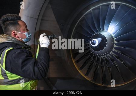 230118 -- GUIYANG, 18. Januar 2023 -- Ein Wartungstechniker von China Southern Airlines überprüft einen Flugzeugmotor vor dem Enteisungsprozess am internationalen Flughafen Guiyang Longdongbao in Guiyang, Provinz Guizhou im Südwesten Chinas, 17. Januar 2023. Um die Flugsicherheit während des Reiseturms auf dem Frühlingsfest zu gewährleisten, arbeiten die Mitarbeiter der Flugzeuginstandhaltung bereits spät am Flughafen Guiyang Longdongbao, um bei kaltem Wetter Luftfahrzeuge zu enteisen und zu vereisen. CHINA-GUIZHOU-GUIYANG-AIRCRAFT-ENTEISUNG UND VEREISUNGSSCHUTZ CN YANGXWENBIN PUBLICATIONXNOTXINXCHN Stockfoto