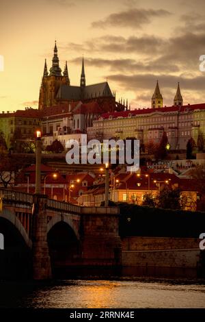 Landschaft mit Moldau und St. Veitsdom bei Sonnenuntergang im Herbst in Prag, Tschechische Republik. Stockfoto